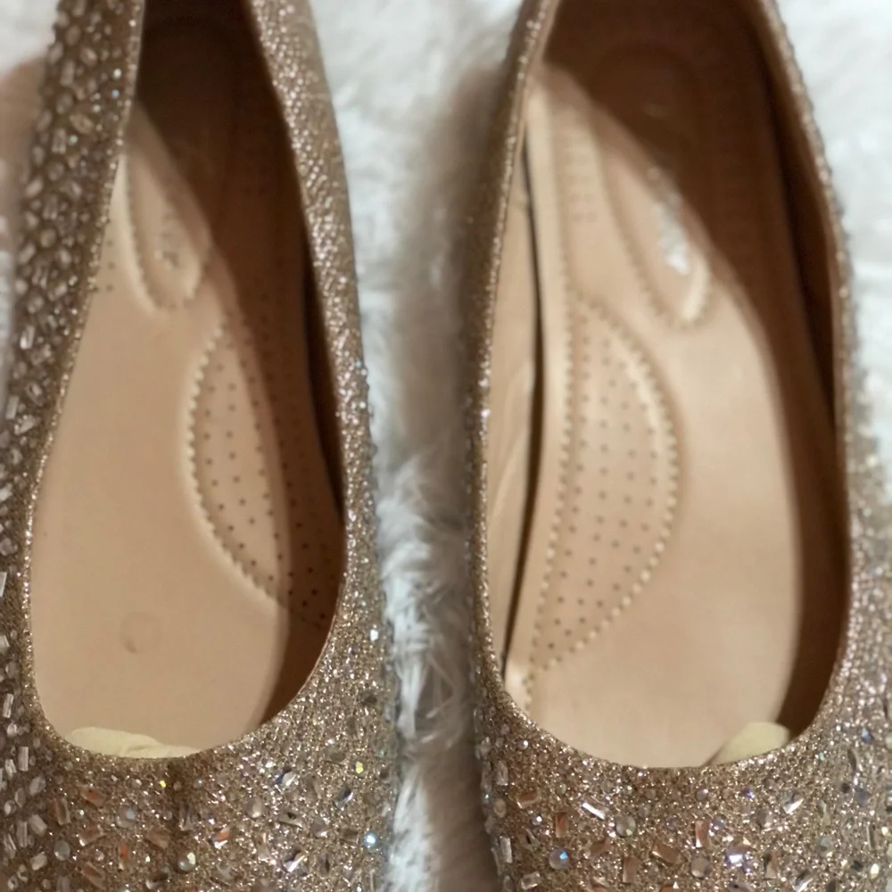 Stunning sparkling Flats - Picture 3 of 4